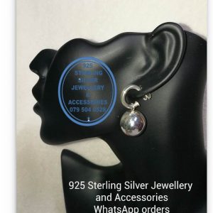 925 sterling Silver Earrings - Pretty Woman Half Hoop Dangle Ball Earring - Stunning!! Price per 1 pair of earrings Although some earrings might be similar size price is determined on weight as well as manufacturer although all our products are manufactured from the best quality 925 Sterling Silver. 18 mm ball diameter All prices excludes national nominal door-to-door delivery fee