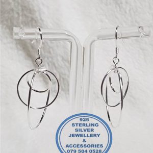 925 sterling Silver Earrings - L - Circles of eternity - Stunning Price per 1 pair of earrings Main circle only - 28 mm ball diameter All prices excludes national nominal door-to-door delivery fee Although some earrings might be similar size price is determined on weight as well as manufacturer although all our products are manufactured from the best quality 925 Sterling Silver.